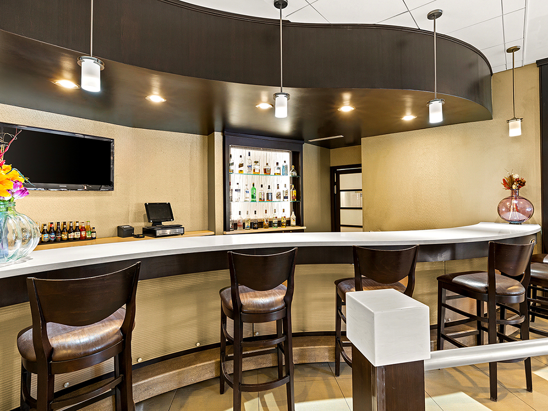 Bar area at Sonesta Essential Indianapolis Airport